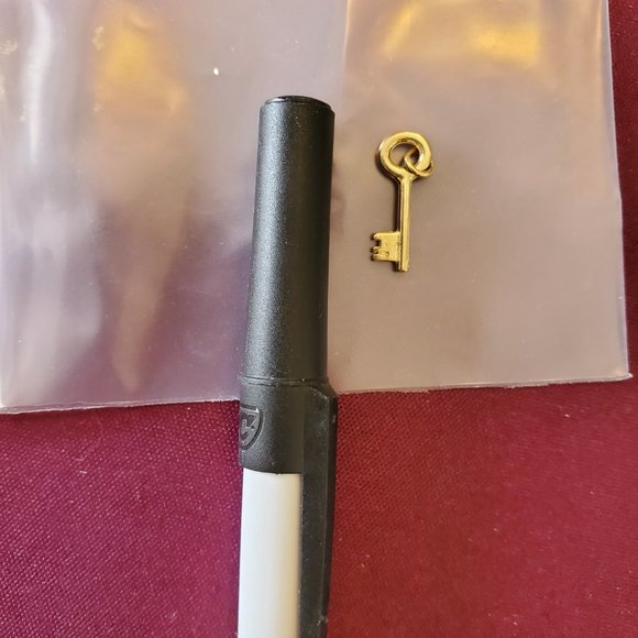 Genuine 14K Yellow Gold 0.74G Key Pendant - Picture 4 of 4